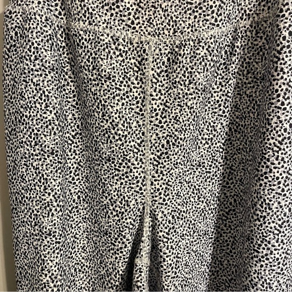 Old Navy Black and White Patterned Joggers NWOT - Picture 2 of 6